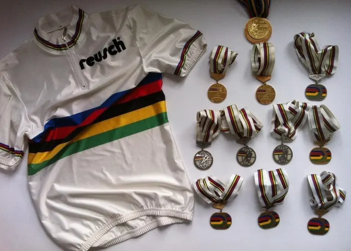 Weltmeister-Trikot und ein Teil der Medaillensammlung von Stefan Steinweg